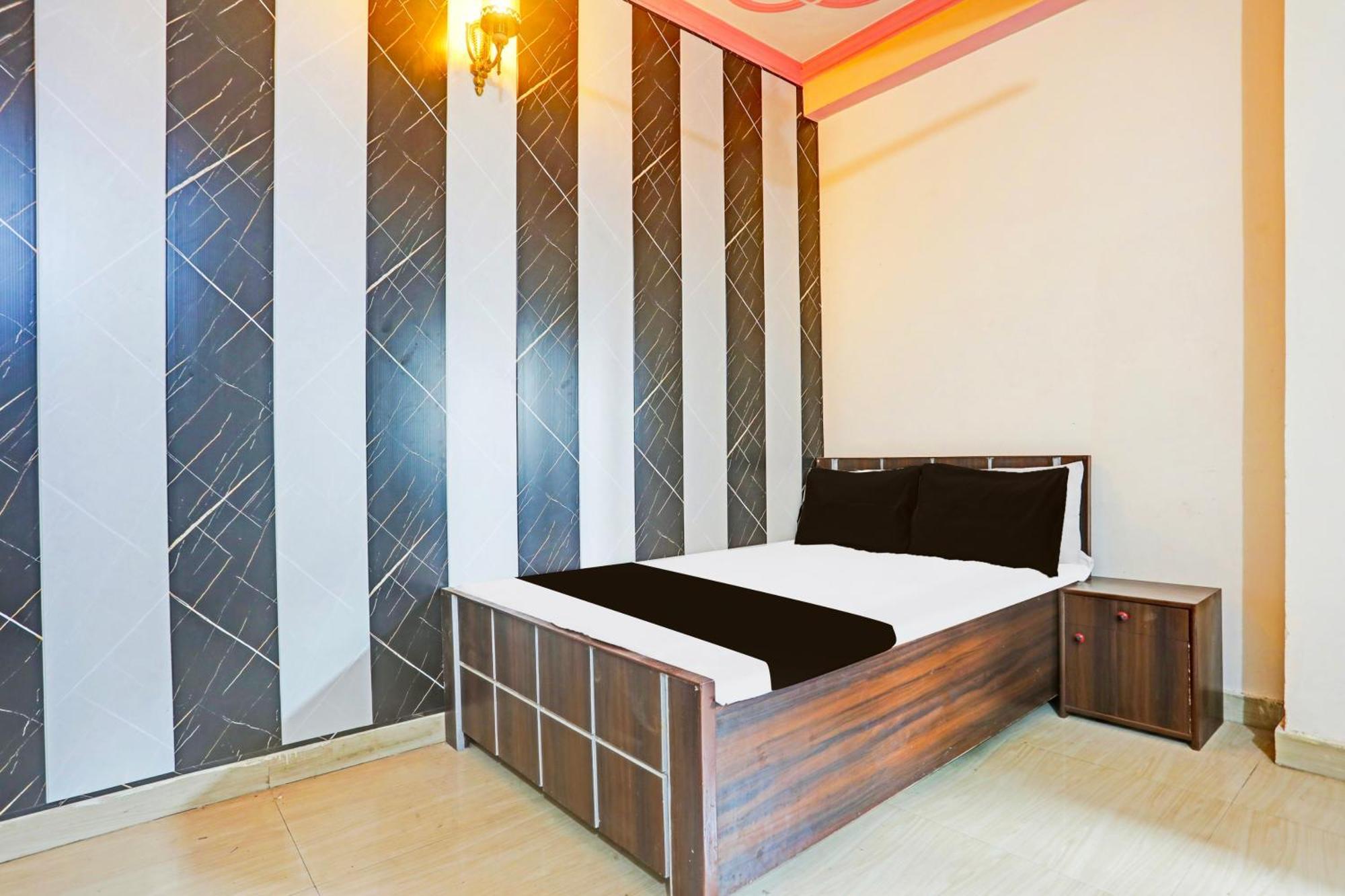 Hotel O Arvi Guest House Varanasi Exteriör bild