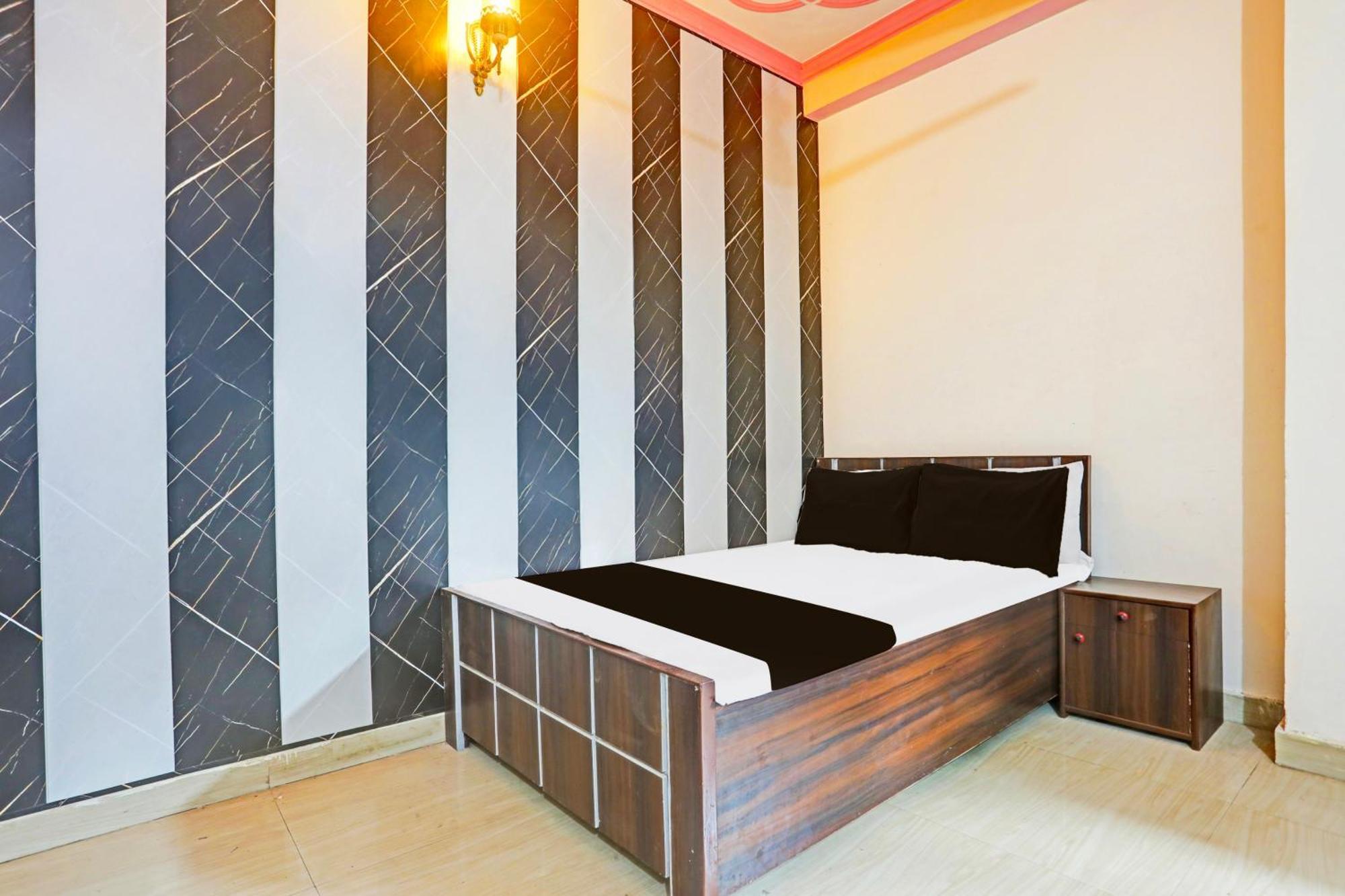 Hotel O Arvi Guest House Varanasi Exteriör bild